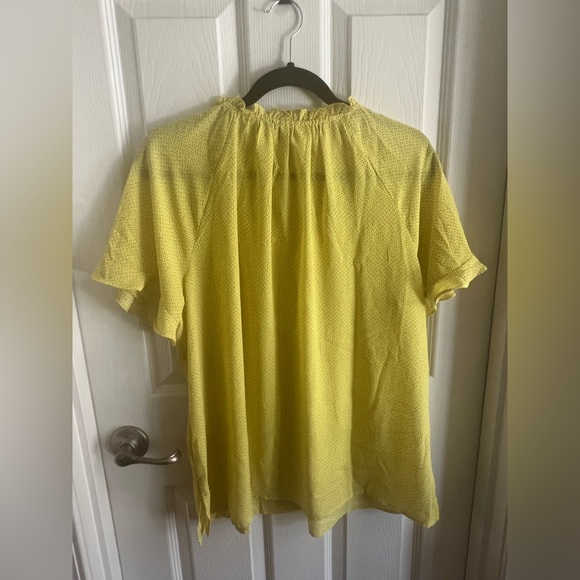 NWOT Liz Claiborne short sleeved blouse…nice yellow color…black dots…XL. - Picture 4 of 6